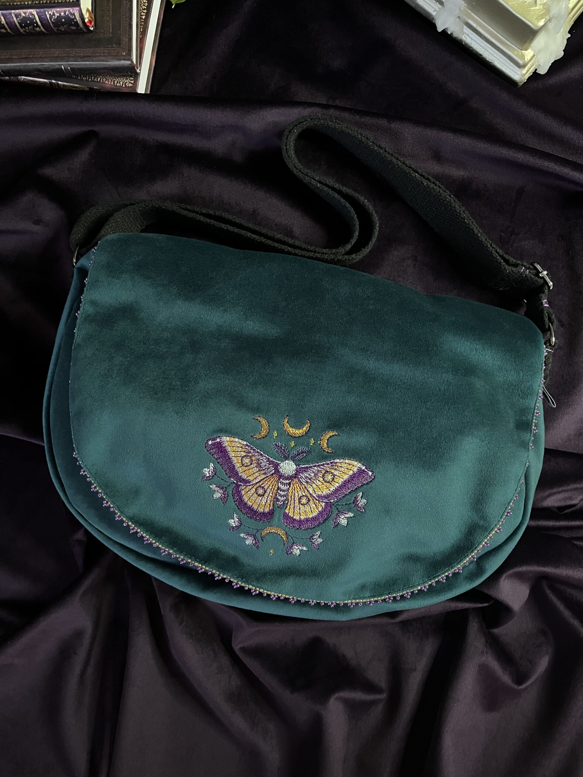 Sac Besace Luna Moth en velours bleu paon – Image 3