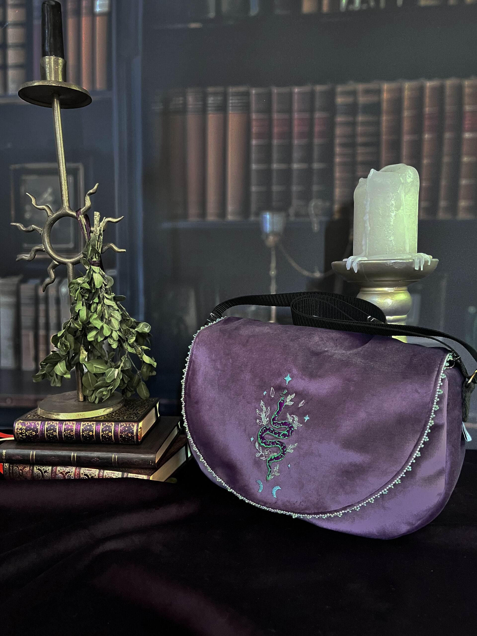 Sac Besace Lune Ophidienne en velours parme