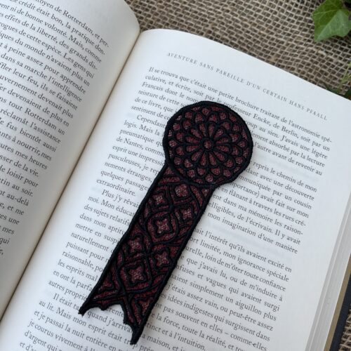 Marque-page "Le Médaillon des Arcanes" noir et rouge