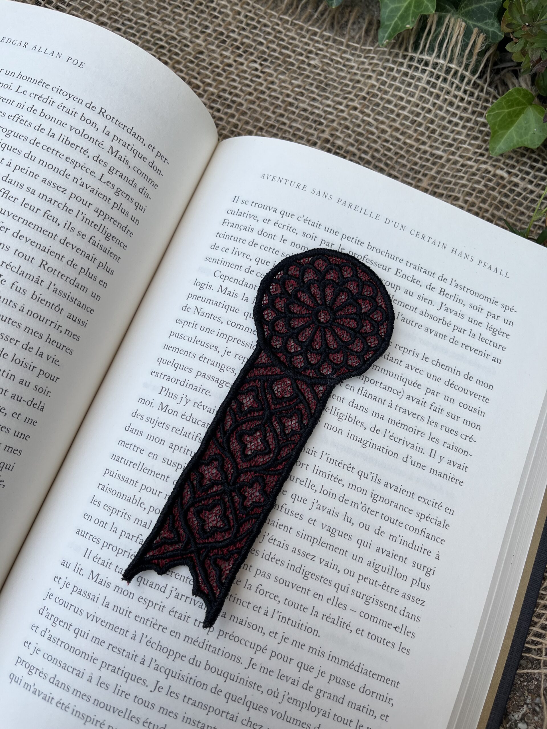 Marque-page "Le Médaillon des Arcanes" noir et rouge