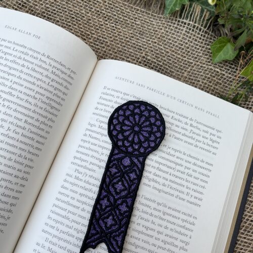 Marque-page "Le Médaillon des Arcanes" noir et violet