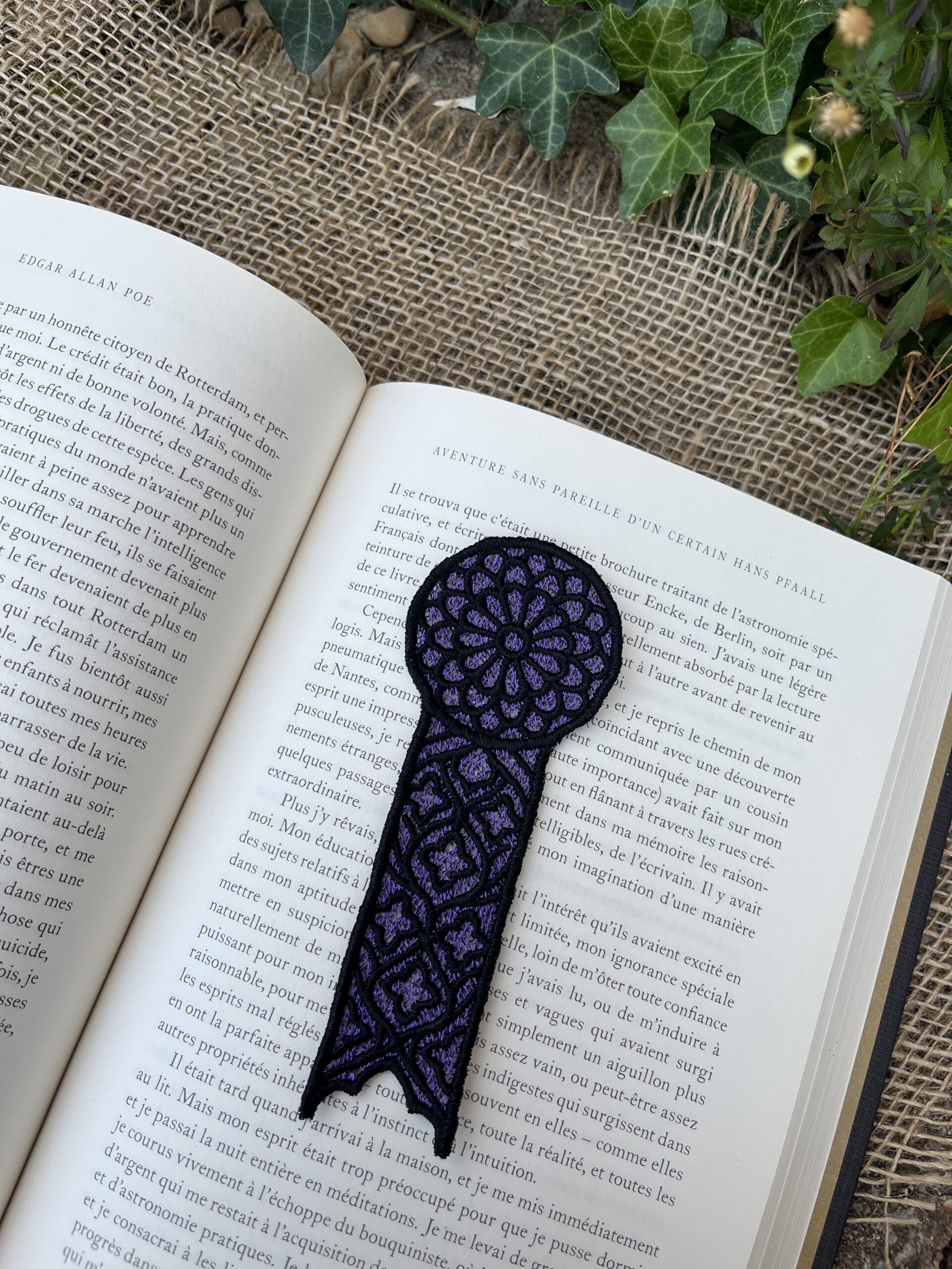 Marque-page "Le Médaillon des Arcanes" noir et violet