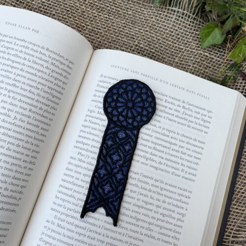 Marque-page "Le Médaillon des Arcanes" noir et bleu