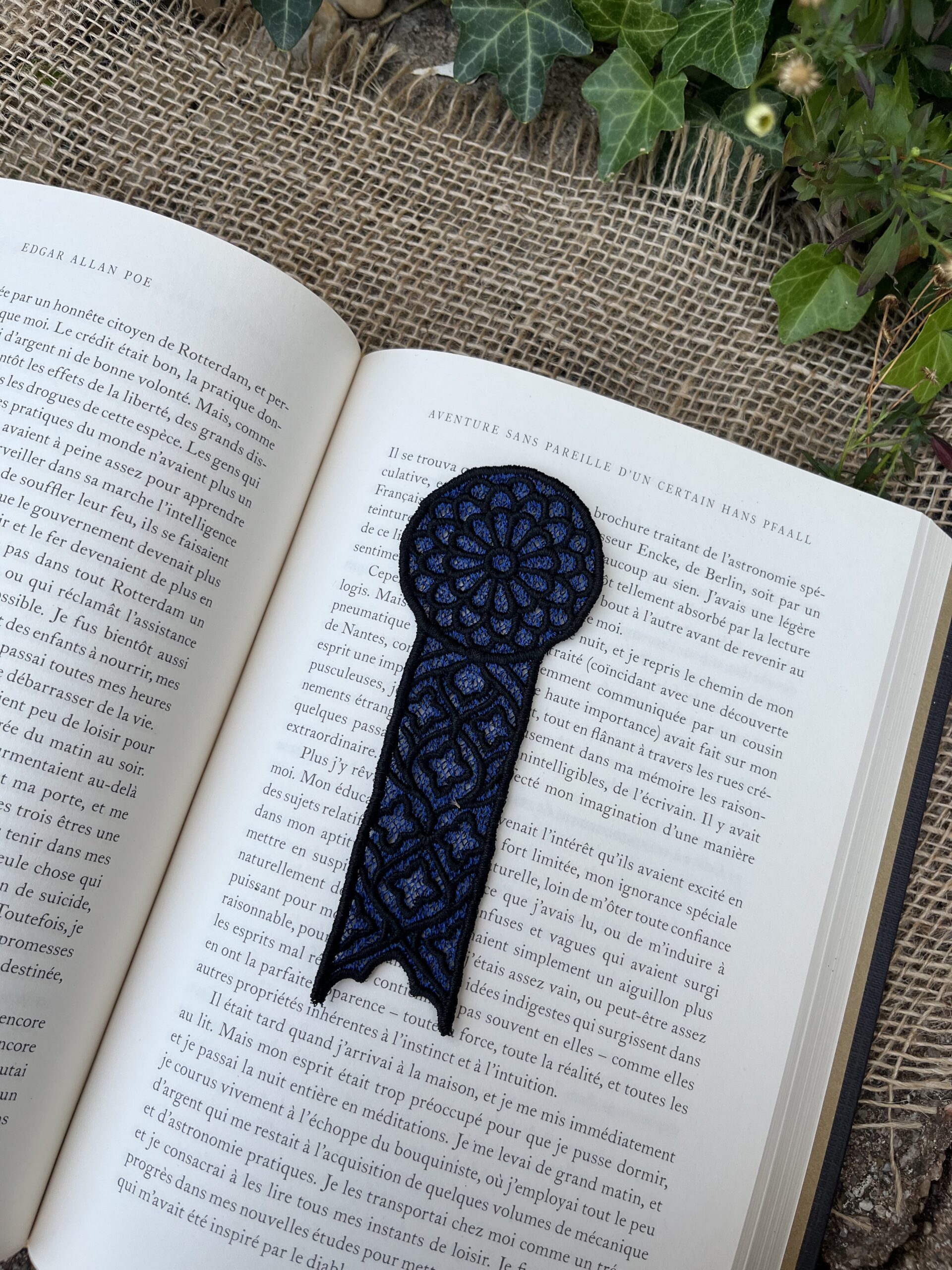 Marque-page "Le Médaillon des Arcanes" noir et bleu