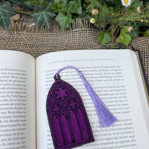 Marque-page "Le Vitrail des Ombres" velours fushia