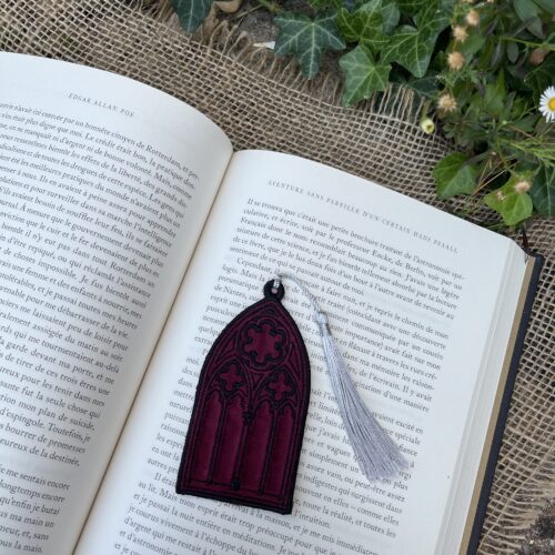 Marque-page "Le Vitrail des Ombres" velours bordeaux