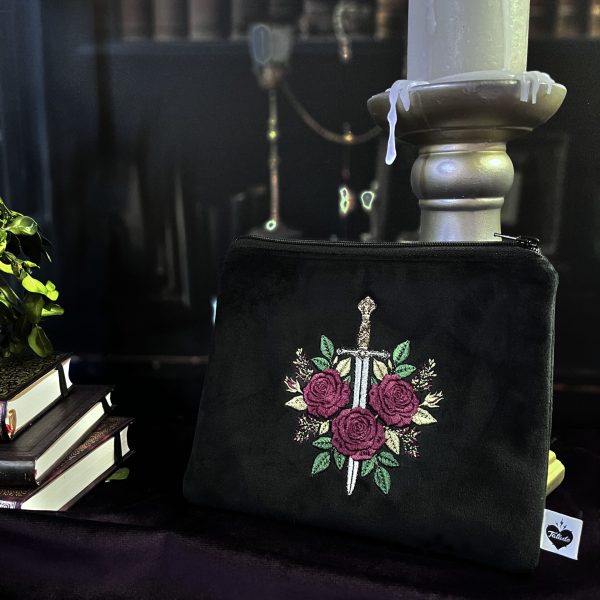 Pochette de rangement épée et roses 1
